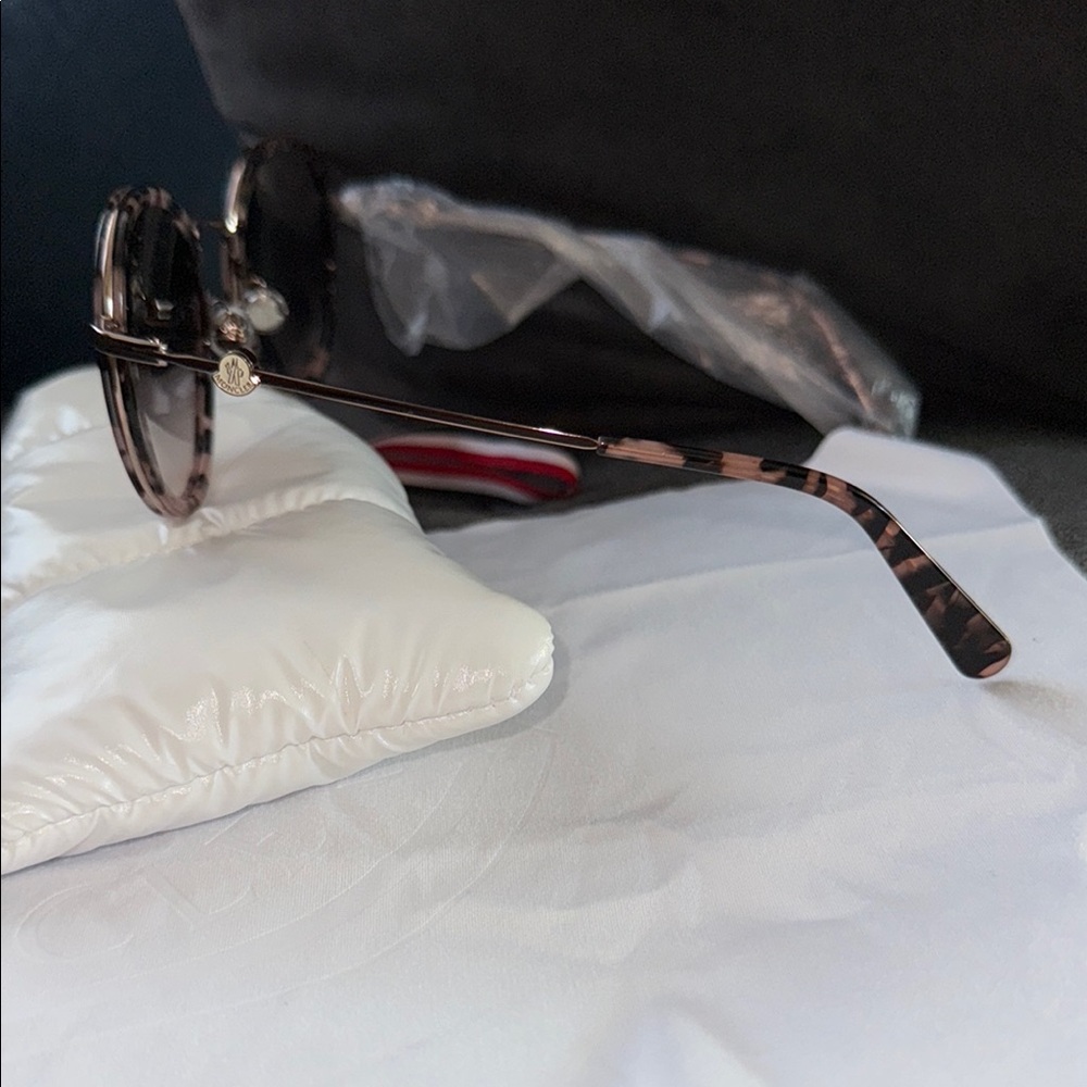 ✨BRAND NEW✨MONCLER Tortoise Sunglasses - Picture 9 of 12